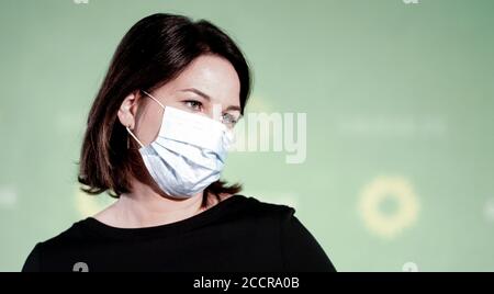 Berlin, Deutschland. August 2020. Annalena Baerbock, Bundesvorsitzende von Bündnis 90/die Grünen, verlässt die Pressekonferenz mit einem Mund- und Nasenschutz. Quelle: Kay Nietfeld/dpa/Alamy Live News Stockfoto