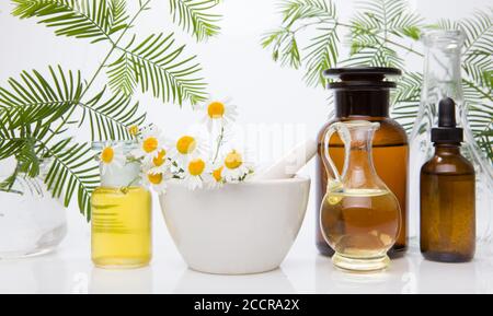 Öl für die Hautpflege, Massage aus natürlichen Zutaten, Kräuter in Gläsern. Stockfoto