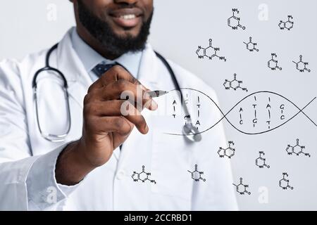 Entschlüsselung des menschlichen Genoms. Schwarzer männlicher Arzt zeichnet DNA-Molekül auf virtuellem Bildschirm, Collage Stockfoto
