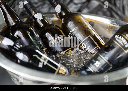 FUNCHAL, MADEIRA, PORUGAL - 3. SEPTEMBER 2016: Weinproduzenten ermutigen zur Verkostung ihrer Weine während des Madeira Wine Festival in Funchal auf Made Stockfoto