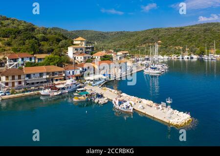 Luftaufnahme des Dorfes Vathy, Meganissi, Ionische Inseln, Griechenland Stockfoto