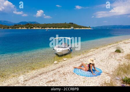 sonnenbaden-am-fkk-strand-m-dchen-stockfotografie-alamy