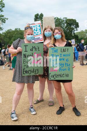 NHS Krankenschwestern und wichtige Krankenhauspersonal versammeln sich im St. James's Park zu einer Protestdemonstration in der Downing Street und fordern eine Lohnerhöhung von der Regierung. Stockfoto