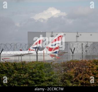 Flughafen Heathrow, London, Großbritannien. 24. August 2020. Heckflossen von British Airways-Flugzeugen, die am Flughafen Heathrow geparkt sind. Kredit: Malcolm Park/Alamy. Stockfoto