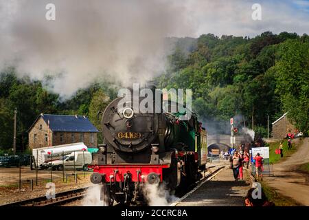 Spontin, Belgien - August 16 2014 : Vorderansicht einer alten belgischen Lokomotive mit schwarzer Dampflokomotive vom TSP/PTF Verein, die Dampf und Rauch pumpt Stockfoto