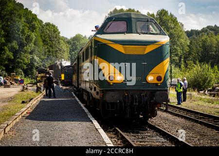 Spontin, Belgien - August 16 2014 : Vorderansicht der alten belgischen grünen und gelben Diesellokomotive Stockfoto