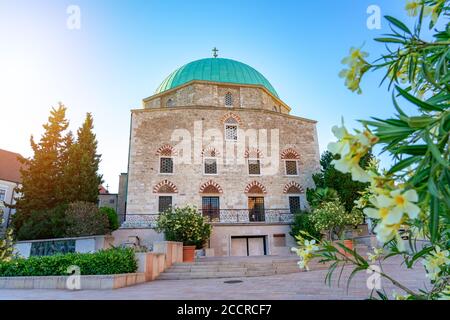 Dzsami Moschee auf dem Hauptplatz in Pecs Ungarn mit Blumen Stockfoto