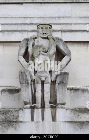 London, England, Großbritannien. U-Bahnstation St James's Park - 55 Broadway (1929: Charles Holden) Art Deco - Portland Stone. Jacob Epstein Skulptur: 'Da Stockfoto