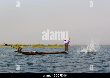 Intha traditionelle Bein rudern Fischer auf Inle See, Burma, Myanmar Stockfoto