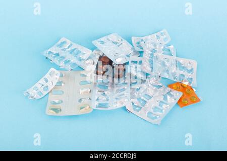 Leere Verpackung der gebrauchten Pille auf blauem Hintergrund. Konzept der leeren Blasen, Behandlung von Krankheiten mit Pillen, Chemie Stockfoto