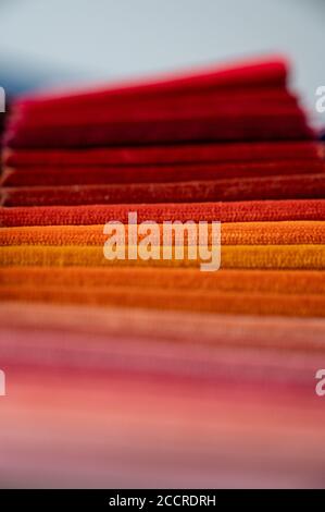 Rote, orange und rosa Farbverlauf von weichen Samtstoffmustern in abstrakter Weise Stockfoto