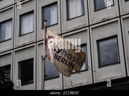 Berlin, Deutschland. August 2020. Vor dem ehemaligen Cityhostel Berlin winkt eine schmutzige und beschädigte Flagge.Quelle: Paul Zinken/dpa-Zentralbild/ZB/dpa/Alamy Live News Stockfoto