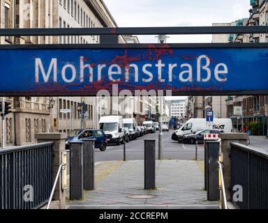 Berlin, Deutschland. August 2020. Blick auf die U-Bahnstation 'Mohrenstraße'. Bundesjustizminister Lambrecht (SPD) hat in der Rassismus-Debatte die Umbenennung der Berliner Mohrenstraße begrüßt. (An "Bundesjustizminister begrüßt Umbenennung der Berliner Mohrenstraße") Quelle: Paul Zinken/dpa-Zentralbild/ZB/dpa/Alamy Live News Stockfoto