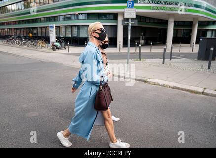 Berlin, Deutschland. August 2020. Die Frau des russischen Oppositionellen Alexej Nawalny, Julia (l), kommt mit einer Eskorte in den Charit. Hier wird der russische Oppositionelle Alexej Nawalny behandelt. Quelle: Kay Nietfeld/dpa/Alamy Live News Stockfoto