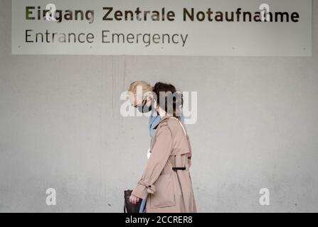 Berlin, Deutschland. August 2020. Die Frau des russischen Oppositionellen Alexej Nawalny, Julia (l), kommt mit einer Eskorte in den Charit. Hier wird der russische Oppositionelle Alexej Nawalny behandelt. Quelle: Kay Nietfeld/dpa/Alamy Live News Stockfoto