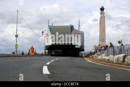 Das restaurierte Landungsschiff LCT 7074 aus dem Zweiten Weltkrieg wird vom Marinestützpunkt in Portsmouth zu seiner letzten Ruhestätte in der D-Day Story in Southsea transportiert. Stockfoto