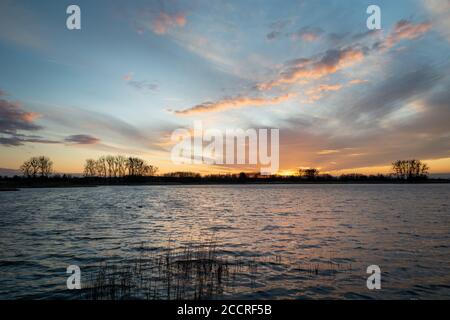 Farbiger Abendhimmel nach Sonnenuntergang über dem Wasser Stockfoto