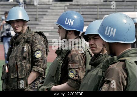 26. April 1994 während der Belagerung von Sarajevo: Im Koševo-Stadion warten ukrainische Soldaten, um bei der Evakuierung von Zivilisten aus Goražde zu helfen. Stockfoto