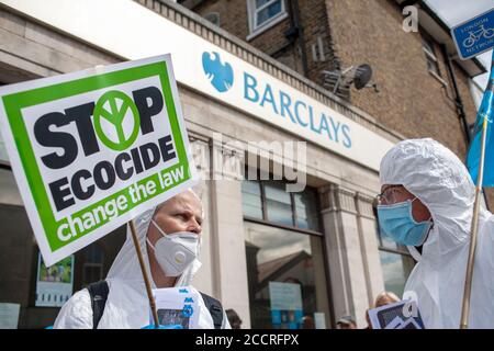 London, Großbritannien. August 2020. Extinction Rebellion Mitglieder protestieren vor der Barclays Bank in Balham, South London. XR setzt ihre „Harklays“-Kampagne fort und untersucht die Barclays Bank wegen Verbrechen gegen die Menschlichkeit und den Planeten. XR stellt fest, dass Barclays heute der größte europäische Investor in fossile Brennstoffe ist. Quelle: Neil Atkinson/Alamy Live News Stockfoto