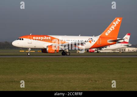 Wien / Österreich - 18. April 2019: EasyJet Airbus A319 OE-LKD-Passagierflugzeug Ankunft und Landung am Flughafen Wien Stockfoto