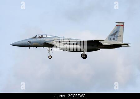 Leeuwarden/Niederlande - 13. April 2015: United States Air Force USAF McDonnell Douglas F-15C Eagle 82-0016 Kampfflugzeug Ankunft und Landung in Leeuw Stockfoto