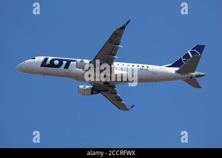 Budapest / Ungarn - 9. März 2020: LOT Polish Airlines Embraer 175 ERJ-175 SP-LIK Passagierflugzeug Abflug und Start am Flughafen Budapest Stockfoto