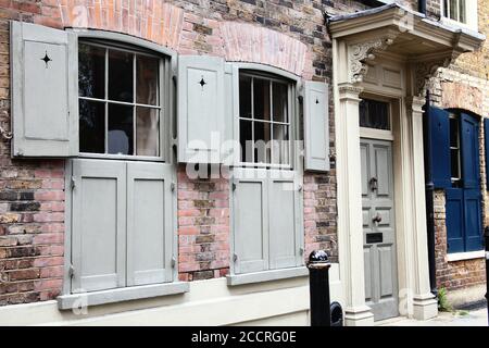 Georgianische terrassenförmige Hugenotten Seidenhändler Stadthaus in Spitafields East End von London, England, das ein beliebtes Reiseziel Touristenattraktion ist Stockfoto