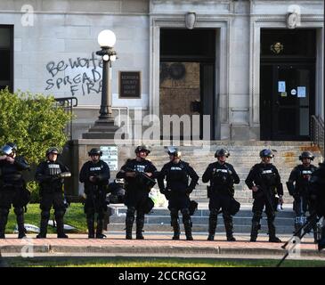 Kenosha, Wisconsin, USA. August 2020. Das Kenosha County Court House in der Innenstadt von Kenosha, Wisconsin, wird von einer Phalanx der Stadtpolizei, Sheriffs Abgeordneten und Wisconsin State Patrol Offiziere am frühen Montag, den 24. August 2020 nach der Erschießung von Jacob Blake, einem afroamerikanischen Mann, durch einen weißen Polizeibeamten am Tag zuvor bewacht. Die Schießerei, die von Wisconsin Gov verurteilt wurde. Kredit: ZUMA Press, Inc./Alamy Live Nachrichten Stockfoto