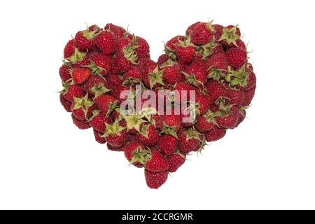 Himbeerherz aus Beeren. Isoliert auf weißem Hintergrund. Concept Love. Valentinstag. Gesunde und diätetische Lebensmittel. Reife Himbeere mit Schwänzen. Stockfoto