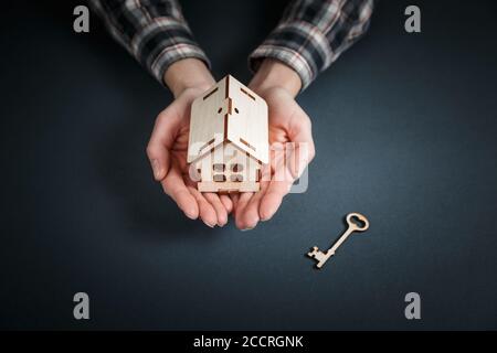 Immobilien Konzept. Kauf und Verkauf von Wohnungen. Hypothek und Zahlung von Steuern. Schuld und Darlehen. Kaufen. Haus verkauft. Makler und Immobilienmakler Servic Stockfoto