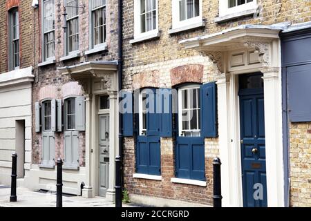 Georgianische terrassenförmige Hugenotten Seidenhändler Stadthaus in Spitafields East End von London, England, das ein beliebtes Reiseziel Touristenattraktion ist Stockfoto