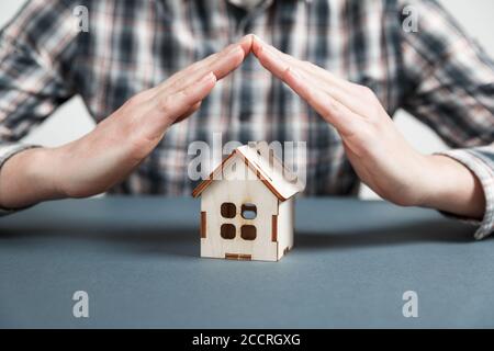 Immobilien Konzept. Kauf und Verkauf von Wohnungen. Hypothek und Zahlung von Steuern. Schuld und Darlehen. Kaufen. Haus verkauft. Makler und Immobilienmakler Servic Stockfoto