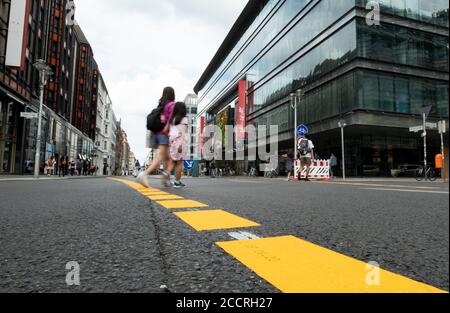 Berlin, Deutschland. August 2020. Fußgänger überqueren die Friedrichstraße im Stadtteil Mitte, die bis Ende Januar 2021 für Fahrzeuge gesperrt ist. Die neu gestaltete Friedrichstraße soll bis Ende der Woche fertiggestellt sein. Eine "Promenade" mit Grün, Sitzgelegenheiten und Open-Air-Gastronomie lädt dann zum Flanieren und Verweilen ein. Quelle: Bernd von Jutrczenka/dpa/Alamy Live News Stockfoto