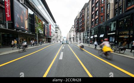 Berlin, Deutschland. August 2020. Radfahrer und Fußgänger bewegen sich um die Friedrichstraße im Stadtteil Mitte, die bis Ende Januar 2021 für Fahrzeuge gesperrt ist. Die neu gestaltete Friedrichstraße soll bis Ende der Woche fertiggestellt sein. Eine "Promenade" mit Grün, Sitzgelegenheiten und Open-Air-Gastronomie lädt dann zum Flanieren und Verweilen ein. Quelle: Bernd von Jutrczenka/dpa/Alamy Live News Stockfoto