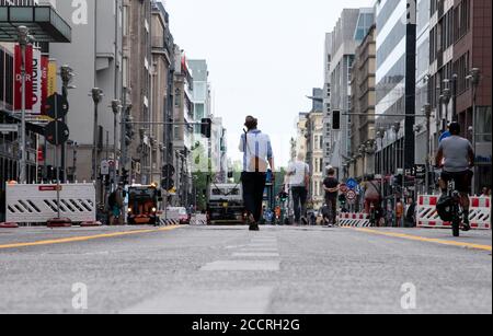 Berlin, Deutschland. August 2020. Radfahrer und Fußgänger bewegen sich um die Friedrichstraße im Stadtteil Mitte, die bis Ende Januar 2021 für Fahrzeuge gesperrt ist. Die neu gestaltete Friedrichstraße soll bis Ende der Woche fertiggestellt sein. Eine "Promenade" mit Grünflächen, Sitzplätzen und Open-Air-Restaurants lädt dann zum Flanieren und Verweilen ein. Quelle: Bernd von Jutrczenka/dpa/Alamy Live News Stockfoto