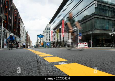 Berlin, Deutschland. August 2020. Radfahrer und Fußgänger bewegen sich um die Friedrichstraße in Mitte, die bis Ende Januar 2021 für Fahrzeuge gesperrt ist. Die neu gestaltete Friedrichstraße soll bis Ende der Woche fertiggestellt sein. Eine "Promenade" mit Grünflächen, Sitzplätzen und Open-Air-Restaurants lädt dann zum Flanieren und Verweilen ein. Quelle: Bernd von Jutrczenka/dpa/Alamy Live News Stockfoto