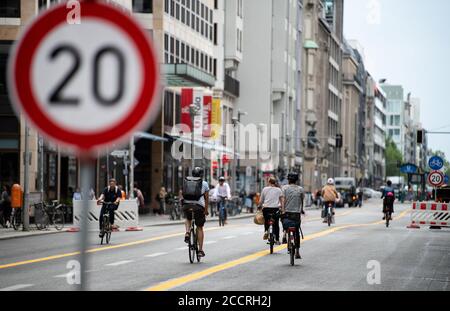 Berlin, Deutschland. August 2020. Radfahrer und Fußgänger bewegen sich um die Friedrichstraße im Stadtteil Mitte, die bis Ende Januar 2021 für Fahrzeuge gesperrt ist. Die neu gestaltete Friedrichstraße soll bis Ende der Woche fertiggestellt sein. Eine "Promenade" mit Grünflächen, Sitzplätzen und Open-Air-Restaurants lädt dann zum Flanieren und Verweilen ein. Quelle: Bernd von Jutrczenka/dpa/Alamy Live News Stockfoto