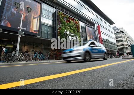 Berlin, Deutschland. August 2020. Ein Polizeiauto fährt entlang der Friedrichstraße im Bezirk Mitte, die bis Ende Januar 2021 für Fahrzeuge gesperrt ist. Die neu gestaltete Friedrichstraße soll bis Ende der Woche fertiggestellt sein. Eine "Promenade" mit Grünflächen, Sitzplätzen und Open-Air-Restaurants lädt dann zum Flanieren und Verweilen ein. Quelle: Bernd von Jutrczenka/dpa/Alamy Live News Stockfoto