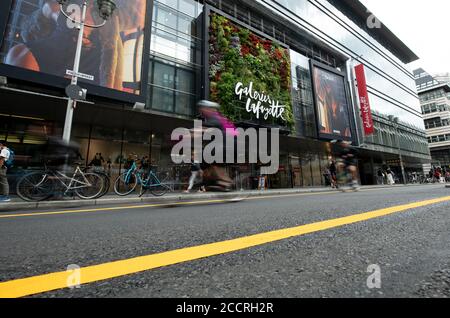 Berlin, Deutschland. August 2020. Radfahrer und Fußgänger bewegen sich um die Friedrichstraße in Mitte, die bis Ende Januar 2021 für Fahrzeuge gesperrt ist. Die neu gestaltete Friedrichstraße soll bis Ende der Woche fertiggestellt sein. Eine "Promenade" mit Grünflächen, Sitzplätzen und Open-Air-Restaurants lädt dann zum Flanieren und Verweilen ein. Quelle: Bernd von Jutrczenka/dpa/Alamy Live News Stockfoto