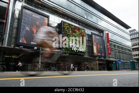 Berlin, Deutschland. August 2020. Radfahrer und Fußgänger bewegen sich um die Friedrichstraße in Mitte, die bis Ende Januar 2021 für Fahrzeuge gesperrt ist. Die neu gestaltete Friedrichstraße soll bis Ende der Woche fertiggestellt sein. Eine "Promenade" mit Grünflächen, Sitzplätzen und Open-Air-Restaurants lädt dann zum Flanieren und Verweilen ein. Quelle: Bernd von Jutrczenka/dpa/Alamy Live News Stockfoto