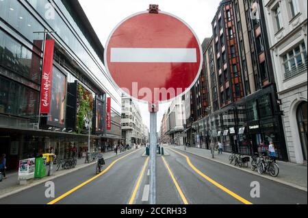 Berlin, Deutschland. August 2020. Mitten in der Friedrichstraße im Stadtteil Mitte, der bis Ende Januar 2021 für Fahrzeuge gesperrt ist, befindet sich ein Verkehrsschild mit der Aufschrift "kein Durchgang". Die neu gestaltete Friedrichstraße soll bis Ende der Woche fertiggestellt sein. Eine "Promenade" mit Grünflächen, Sitzplätzen und Open-Air-Restaurants lädt dann zum Flanieren und Verweilen ein. Quelle: Bernd von Jutrczenka/dpa/Alamy Live News Stockfoto