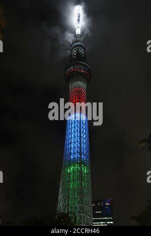 Tokio, Japan. August 2020. Tokyo Skytree ist mit den Paralympischen Symbolfarben beleuchtet, um ein Jahr vor dem Start der verschobenen Olympischen Spiele 2020 in Tokio, Japan, am 24. August 2020, zu markieren. Quelle: Du Xiaoyi/Xinhua/Alamy Live News Stockfoto