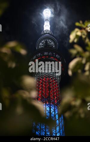 Tokio, Japan. August 2020. Tokyo Skytree ist mit den Paralympischen Symbolfarben beleuchtet, um ein Jahr vor dem Start der verschobenen Olympischen Spiele 2020 in Tokio, Japan, am 24. August 2020, zu markieren. Quelle: Du Xiaoyi/Xinhua/Alamy Live News Stockfoto