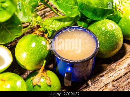 Passionsfruchtsaft in einem Metallbecher.der Passionsfruchtsaft hat essentielle Nährstoffe für das Wohlbefinden der Gesundheit. Passionsfrucht ist eine Kletterpflanze von Stockfoto