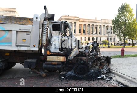 Kenosha, Wisconsin, USA. August 2020. Stadtfahrzeuge, die verwendet wurden, um den Zugang zum Kenosha County Court House in der Innenstadt von Kenosha, Wisconsin zu blockieren, werden am Montag, den 24. August 2020 gezeigt, nachdem sie über Nacht nach der Erschießung von Jacob Blake, einem afroamerikanischen Mann, durch einen weißen Polizeibeamten am Tag zuvor verbrannt wurden. Die Schießerei, die von Wisconsin Gov verurteilt wurde. Tony Evers, wurde von Bränden und Plünderungen in der Innenstadt gefolgt. Kredit: ZUMA Press, Inc./Alamy Live Nachrichten Stockfoto