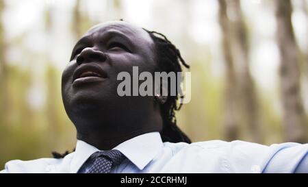 Nahaufnahme eines afrikanischen Mannes, der in den Himmel schaut. Schwarze Leben sind wichtig. Hochwertige Fotos Stockfoto