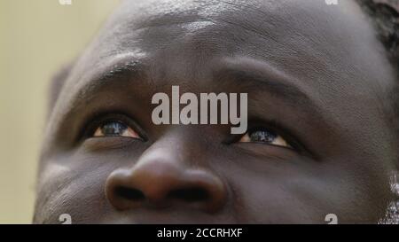Nahaufnahme der afrikanischen Mann Augen mit Tränen, Blick nach oben. Hochwertige Fotos Stockfoto
