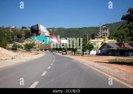 Die größte Statue in der Welt eines liegenden Buddha. Bild von der Straße. Gewinnen Sie sein Tawya, Mawlamyine, Myanmar, Burma, Südostasien Stockfoto