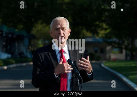 Der Handelsberater des Weißen Hauses, Peter Navarro, spricht mit Reportern im Weißen Haus, in Washington, DC, Montag, 24. August 2020. Quelle: Rod Lampey/Pool via CNP /MediaPunch Stockfoto