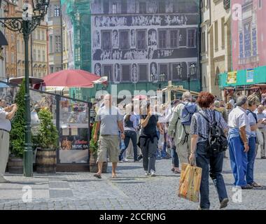 PRAG, TSCHECHISCHE REPUBLIK - 23. Jun 2010: Touristen, die an einem Sommertag die Sehenswürdigkeiten in den Höfen der Stadt in Prag in der Tschechischen Republik genießen Stockfoto